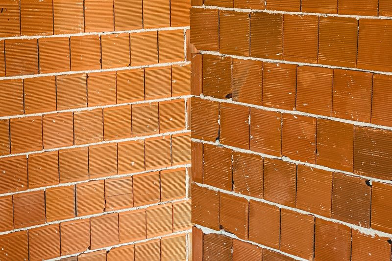 Zdění obvodových stěn z broušených cihel – Litomyšl, Bungalov 128 m², Porotherm 44 Profi na pěnu