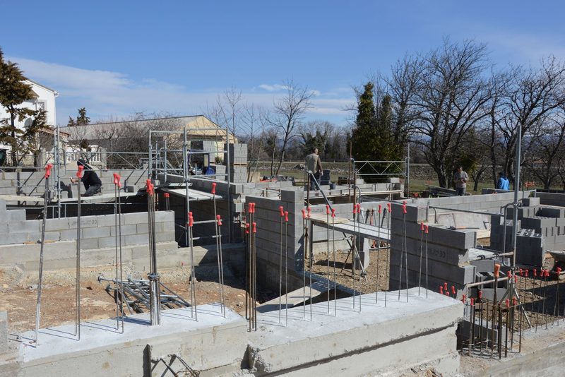 Suterén ze ztraceného bednění – Chrudim, Dům ve svahu, suterén 30 cm, 92 m² stěn